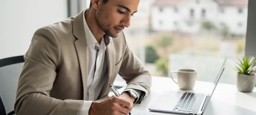 Propietario revisando contratos de alquiler